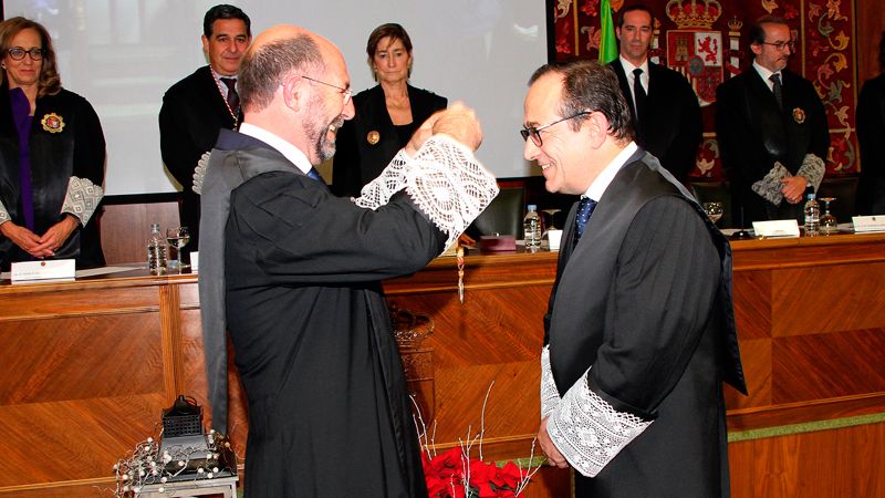 El nuevo decano del Ilustre Colegio de Abogados de León, Fernando Rodríguez Santocildes (D), investido por el decano saliente, José Luis Gorgojo (I). | ICAL
