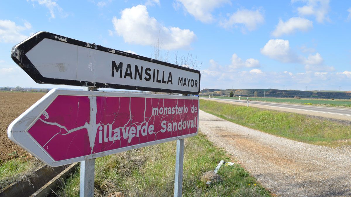 El Camino Francés discurre a lo largo del municipio, a pesar de que sólo atraviesa la localidad de Villamoros.