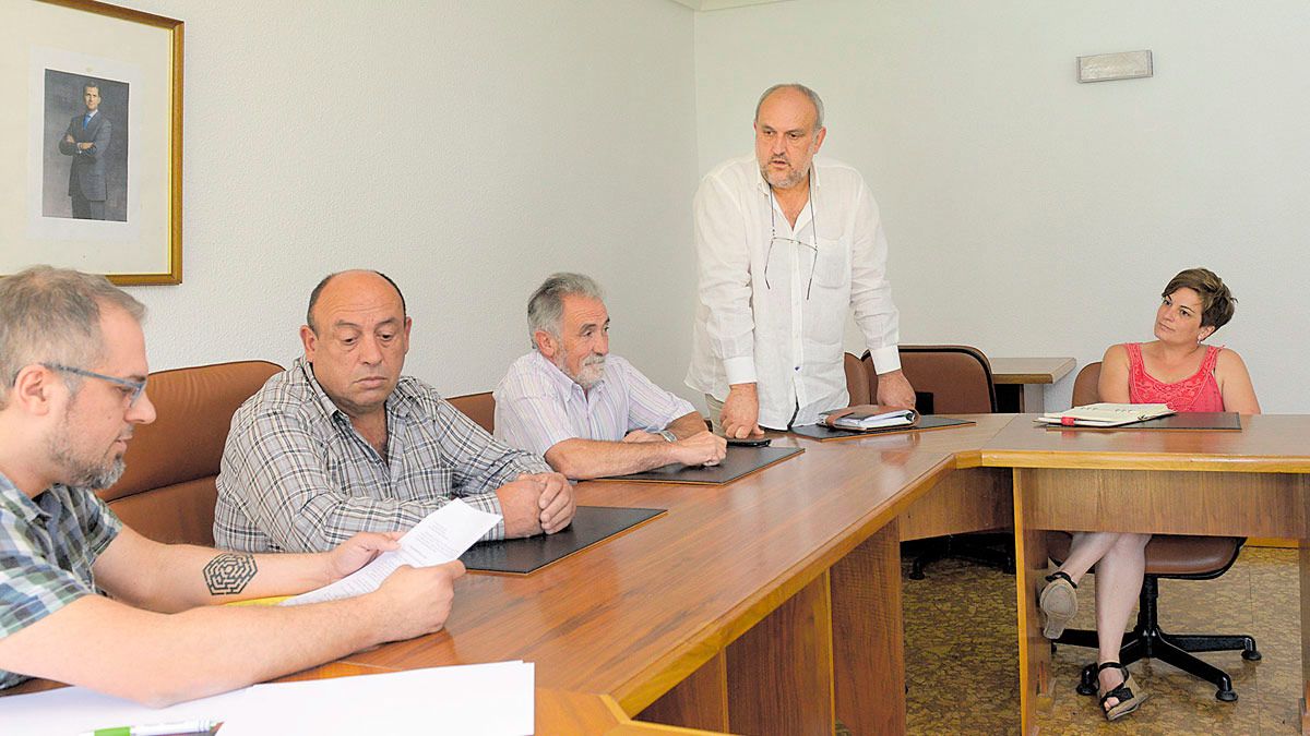 Imagen de archivo de un pleno celebrado en Crémenes. | MAURICIO PEÑA Imagen de archivo de un pleno celebrado en Crémenes. | MAURICIO PEÑA