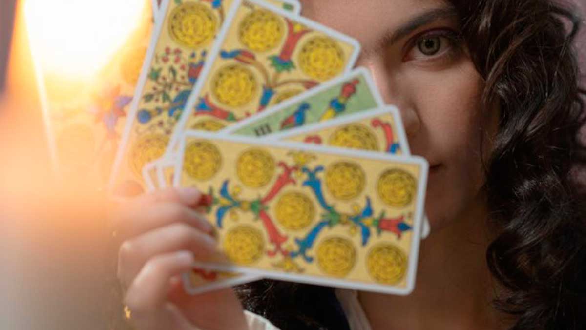 El as de copas es el cáliz de Doña Urraca y el sable de Alfonso VI representa el de espadas | MAURICIO PEÑA