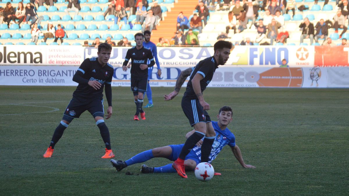 Imagen de un partido de la Ponferradina en El Toralín. | A. CARDENAL Imagen de un partido de la Ponferradina en El Toralín. | A. CARDENAL