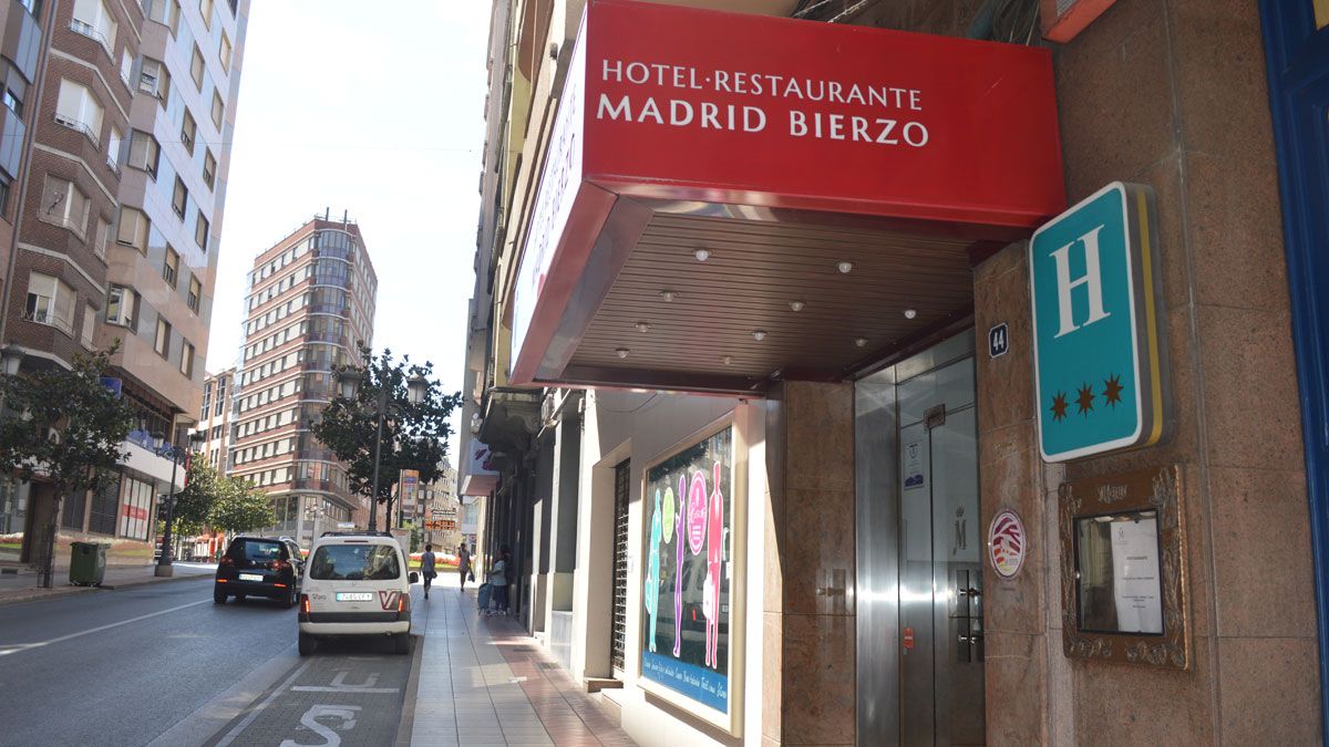 Imagen de la puerta de la entrada del Hotel Madrid, en la avenida la Puebla de Ponferrada. | A. CARDENAL