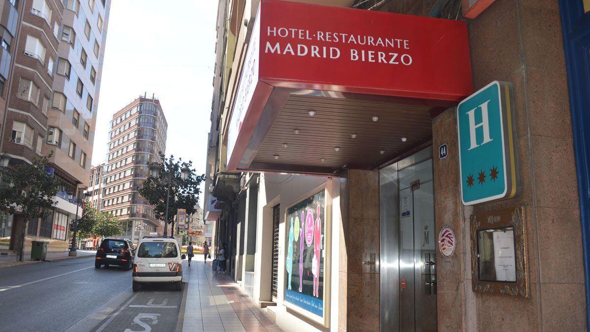 Imagen de la puerta de la entrada del Hotel Madrid, en la avenida la Puebla de Ponferrada. | A. CARDENAL Imagen de la puerta de la entrada del Hotel Madrid, en la avenida la Puebla de Ponferrada. | A. CARDENAL