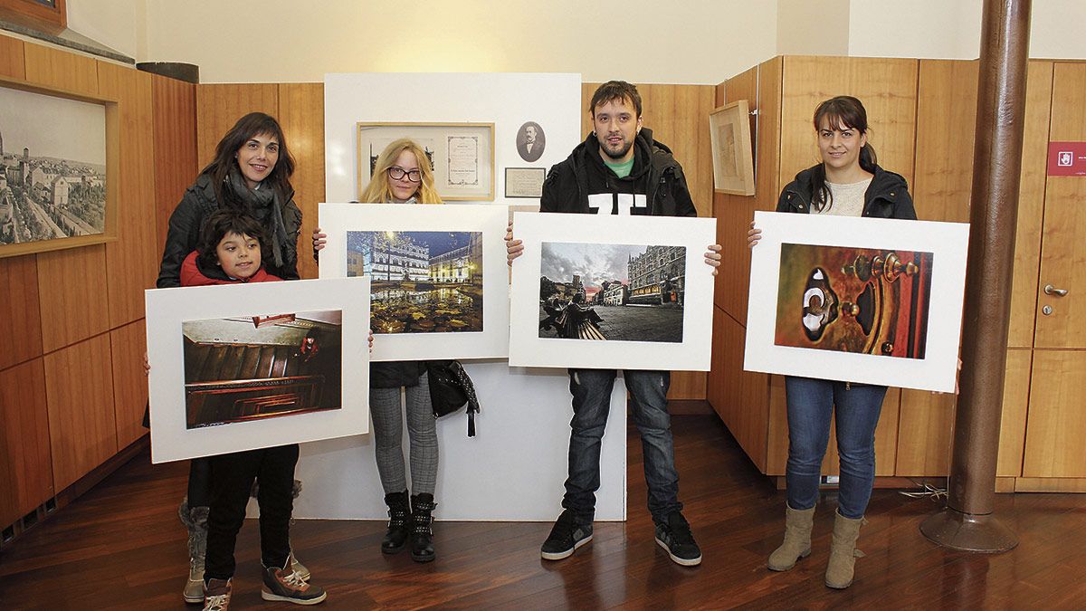 Los cuatro premiados con las fotografías galardonadas durante el acto de entrega de los premios en el Museo Gaudí.