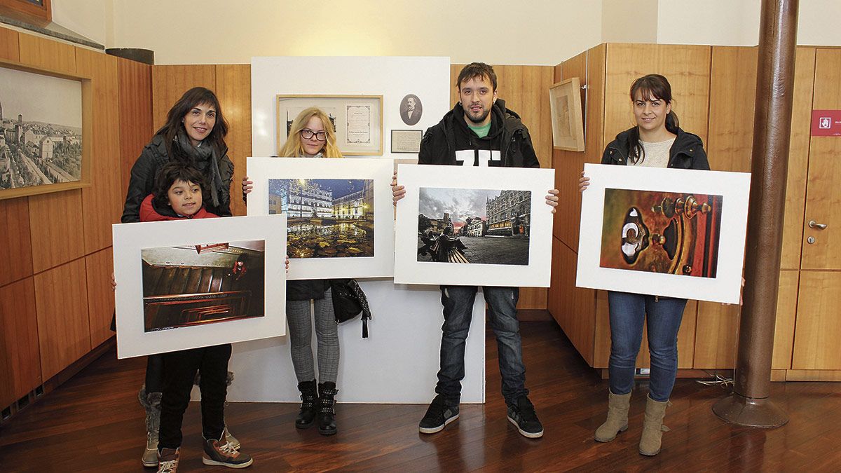 Los cuatro premiados con las fotografías galardonadas durante el acto de entrega de los premios en el Museo Gaudí. Los cuatro premiados con las fotografías galardonadas durante el acto de entrega de los premios en el Museo Gaudí.