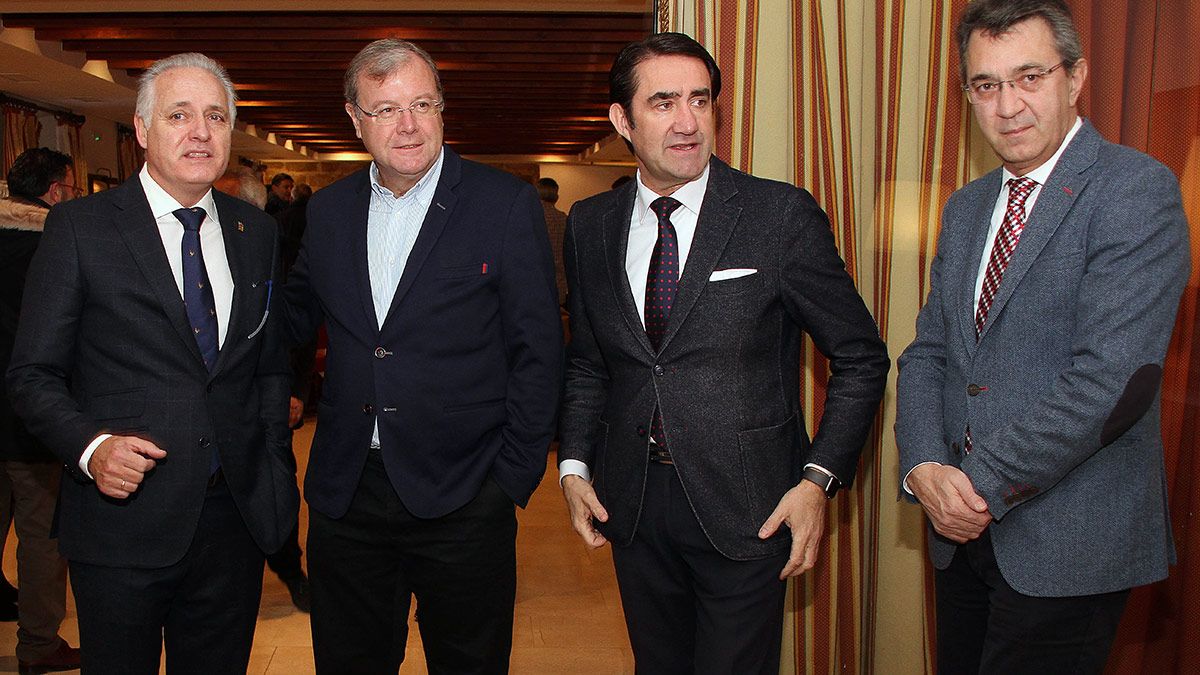 El consejero de Fomento y Medio Ambiente, Juan Carlos Suárez-Quiñones(CD), el alcalde de León, Antonio Silván(CI), y el presidente de la Diputación de León, Juan Martínez Majo(D), con el presidente de Aleco, Javier Menéndez(I). | ICAL El consejero de Fomento y Medio Ambiente, Juan Carlos Suárez-Quiñones(CD), el alcalde de León, Antonio Silván(CI), y el presidente de la Diputación de León, Juan Martínez Majo(D), con el presidente de Aleco, Javier Menéndez(I). | ICAL