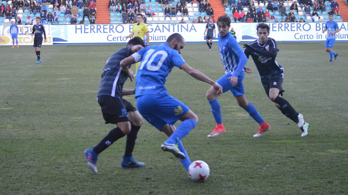 Yuri, durante el partido ante el Cerceda. | A. CARDENAL