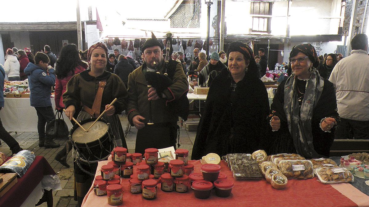Músicos y expositores vistiendo a la antigua usanza. | E.NIÑO