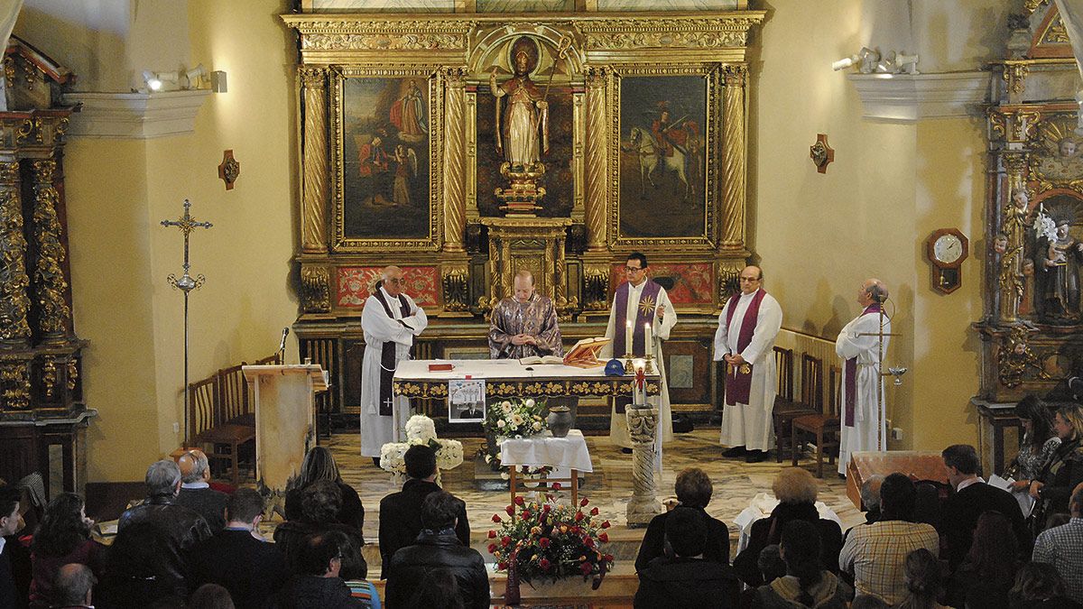 El funeral se celebró en la parroquia de San Martín de Torres, localidad natal del padre Ángel Cuesta. | ABAJO
