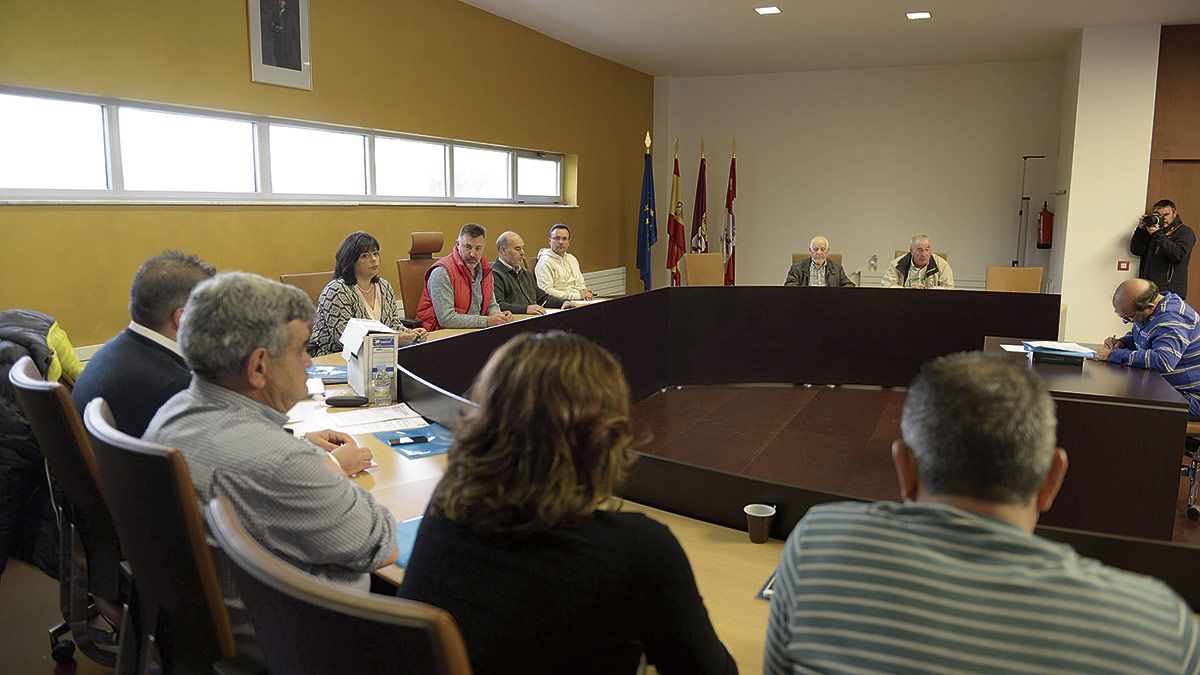 Imagen de archivo de un pleno de Sariegos, con el secretario a la derecha. | DANIEL MARTÍN