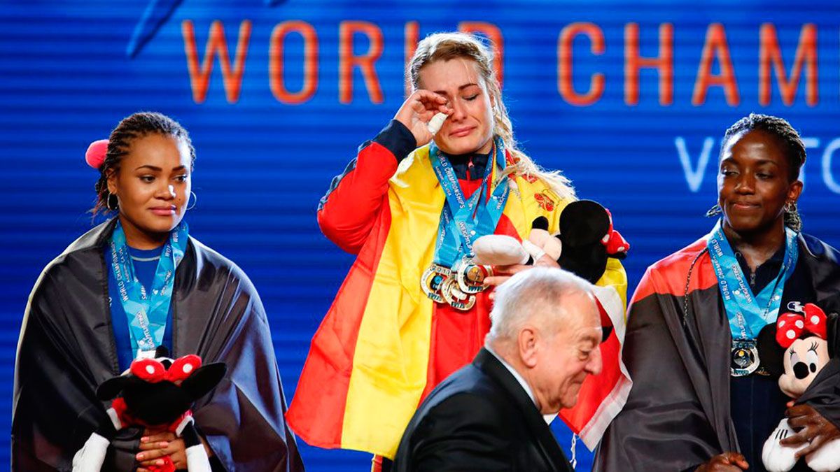 Lydia Valentín, entre lágrimas en el podio del Mundial. | FEDEHALTER