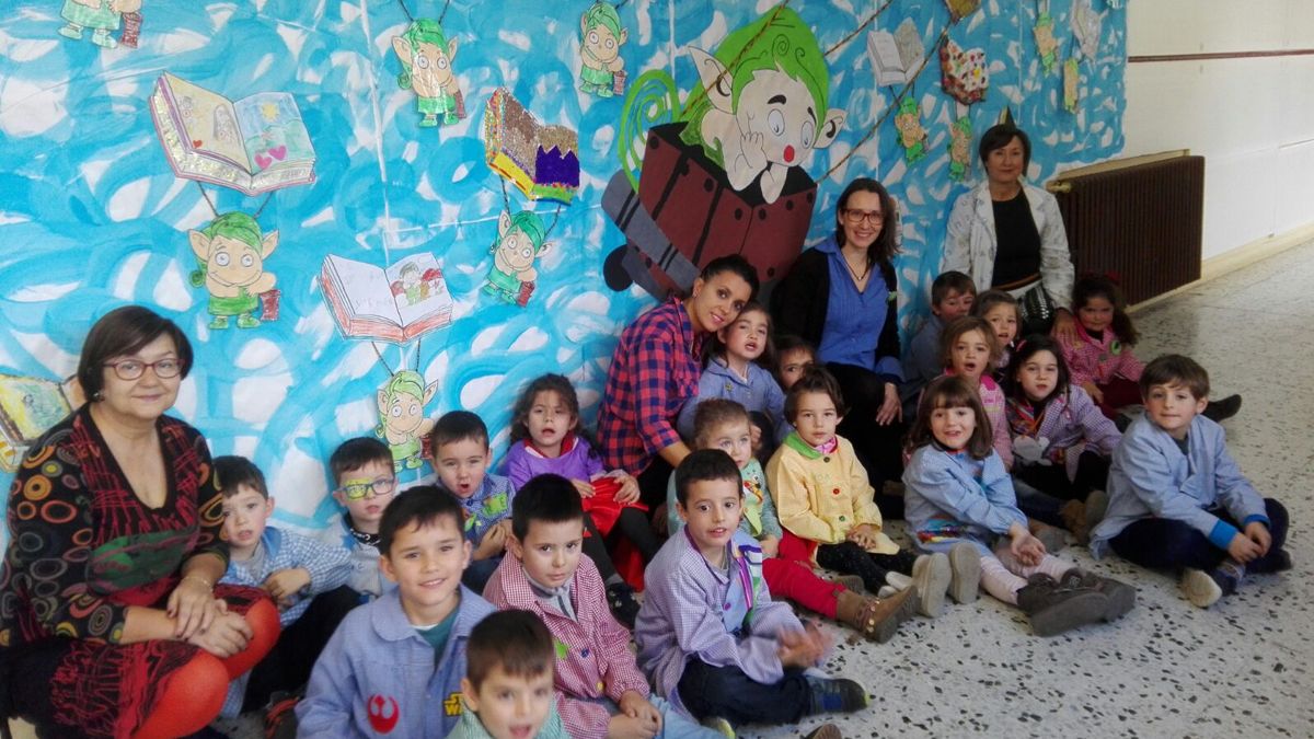 Alumnos y profesores, junto al mural dedicado a los viajes del duende Xardón.