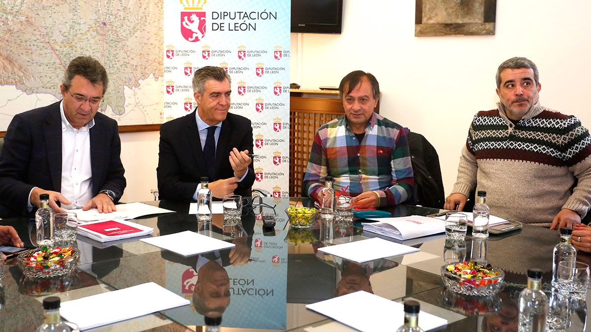 El presidente de la Diputación de León, Juan Martínez Majo, mantiene una reunión del Diálogo Social con los sindicatos y la Federación Leonesa de Empresarios (Fele). | ICAL