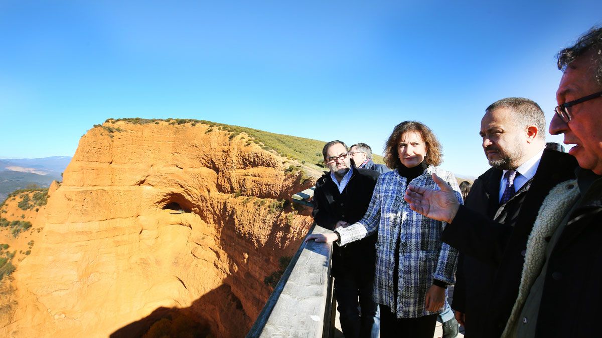 La consejera visitando el Mirador de Orellán, donde se colocó un monumento para conmemorar los 20 años de Patrimonio de Médulas. | ICAL