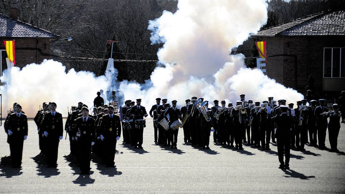 La Base Militar Conde de Gazola del Ferral del Bernesga acogió los actos de celebración de Santa Bárbara, patrona de los artilleros. | MAURICIO PEÑA