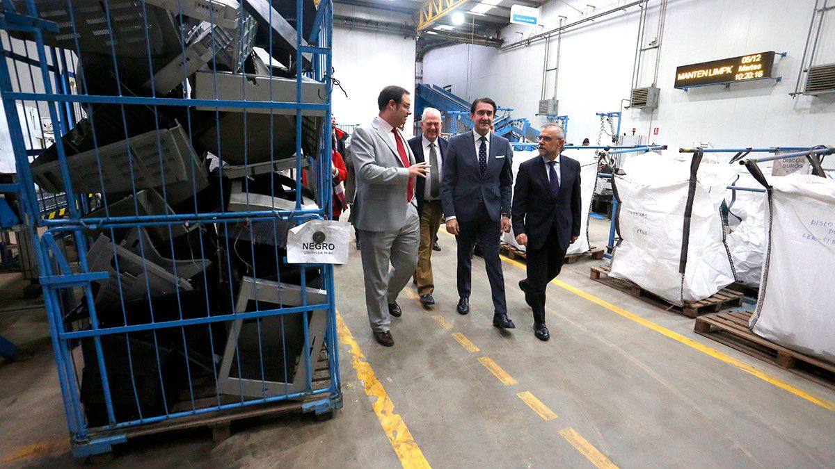 El consejero de Fomento y Medio Ambiente, Juan Carlos Suárez-Quiñones, visita la planta de reciclado de La Bañeza. | ICAL