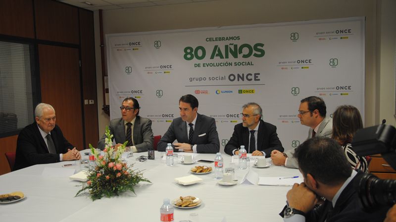 El Grupo Once organizó ayer una jornada de trabajo en las instalaciones de Ilunion de La Bañeza. | ABAJO