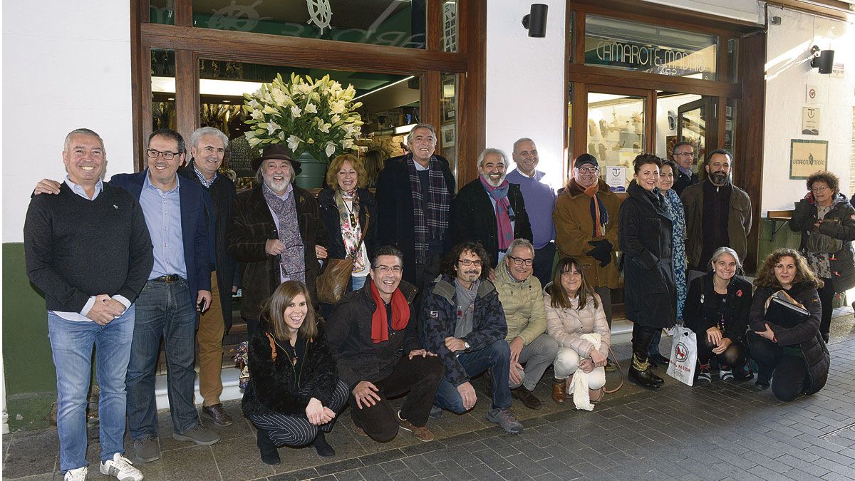 Foto de familia de los organizadores con los artistas participantes en la fachada del Camarote. | MAURICIO PEÑA