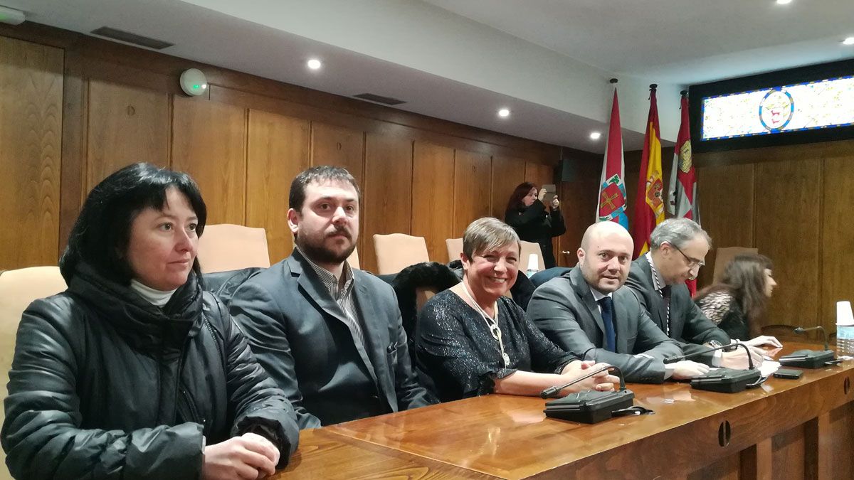 Los asientos de USE quedaron vacíos por primera vez en una celebración del Día de la Constitución. | MAR IGLESIAS