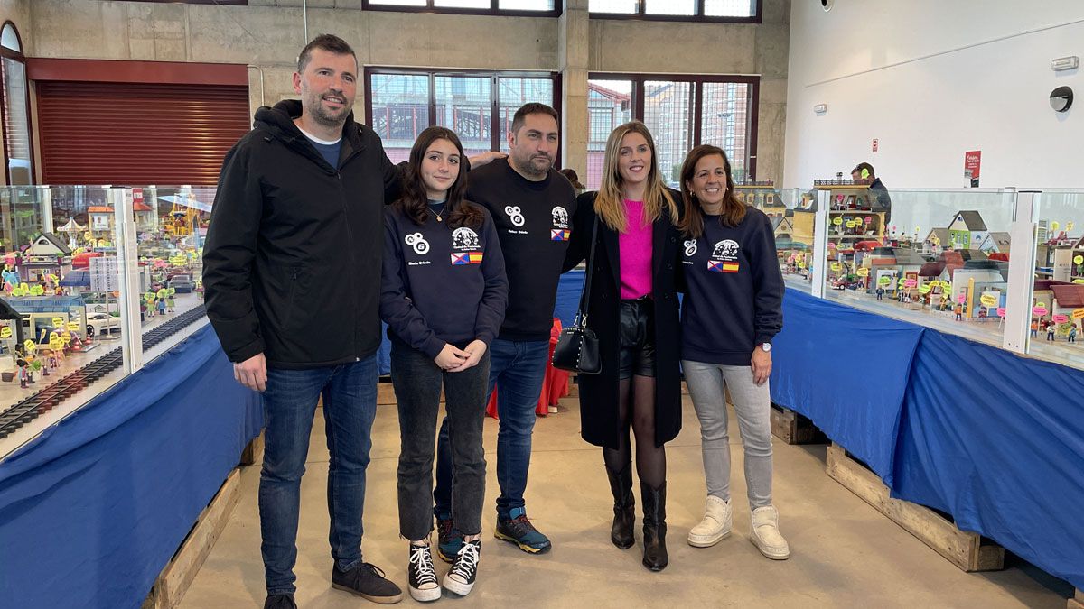 El nuevo campo de fútbol homenajeó al locutor que quiso cortar la cinta inaugural del Nacimiento este año. | B.D.G.