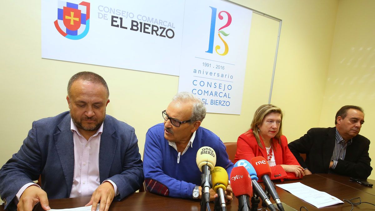 Presentación de los premios en el Consejo Comarcal, con su promotor, José Luis Prada. | ICAL