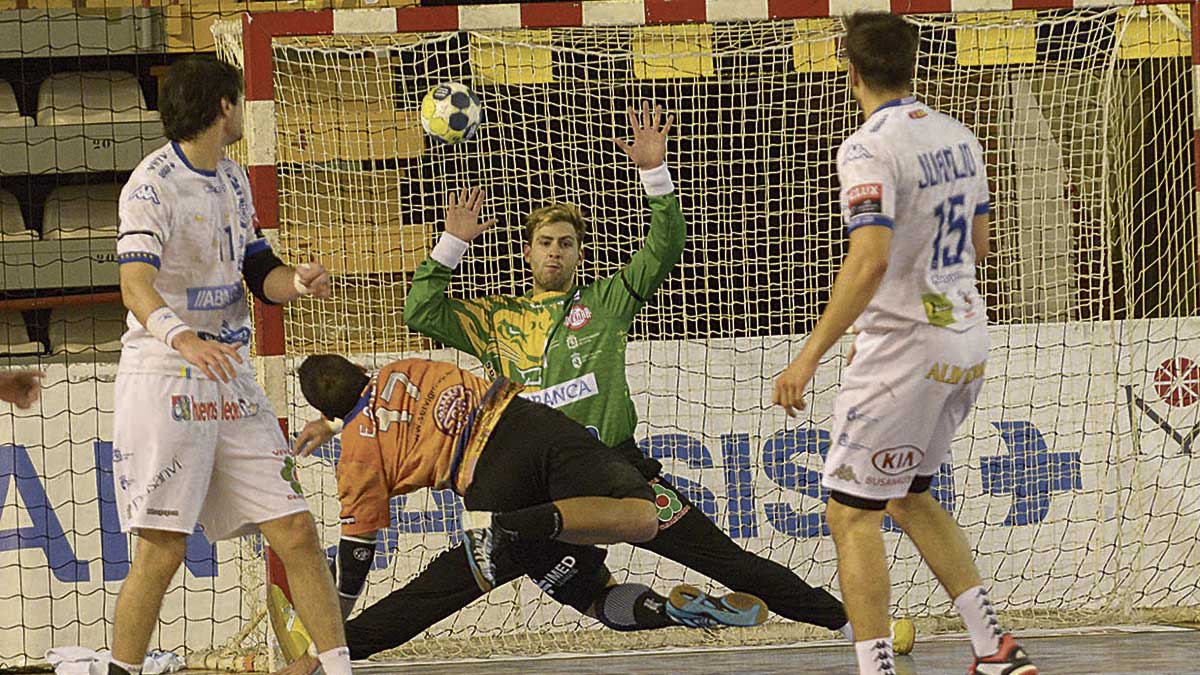 Biosca realiza una parada en el último choque ante Benidorm. | MAURICIO PEÑA