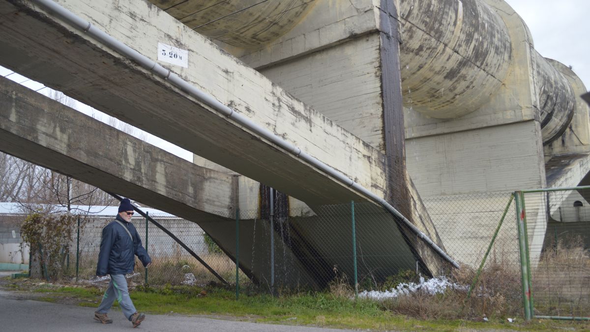 Una de las juntas del canal de Cornatel a su paso por Puente Boeza, perdiendo agua constantemente, con el bloque de hielo en el suelo. | D.M. Una de las juntas del canal de Cornatel a su paso por Puente Boeza, perdiendo agua constantemente, con el bloque de hielo en el suelo. | D.M.