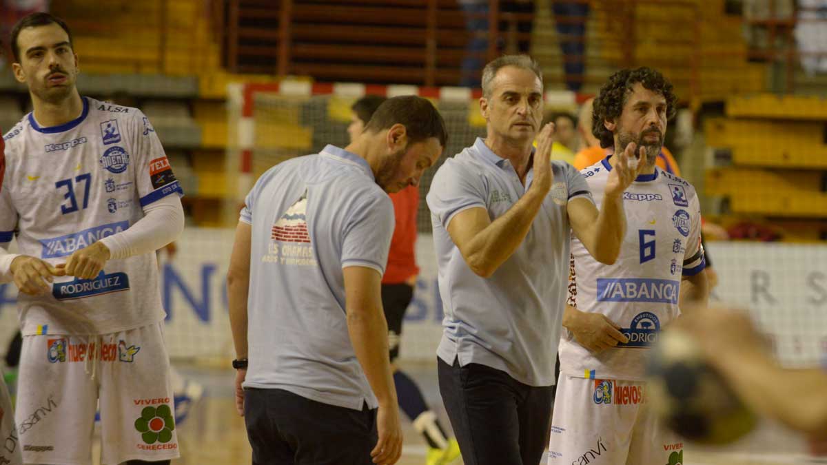 Guijosa intenta animar a sus jugadores durante el encuentro ante el Benidorm. | MAURICIO PEÑA