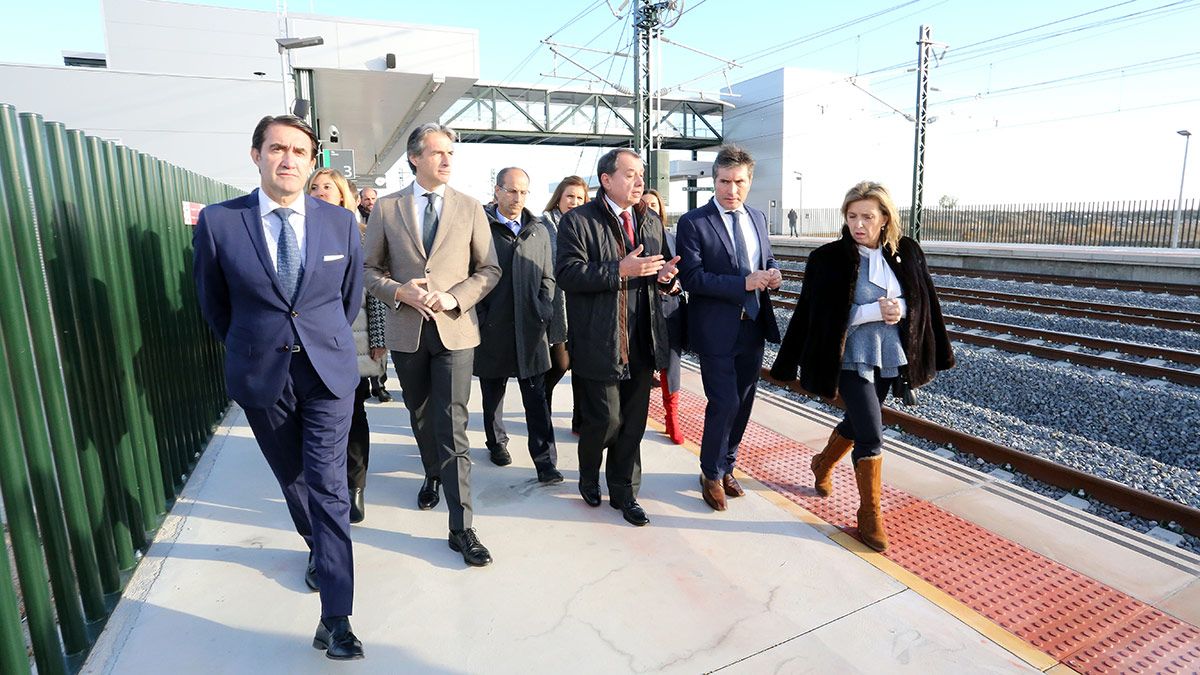 El ministro de Fomento, Íñigo de la Serna, inaugura la estación de alta velocidad de Medina del Campo (Valladolid) junto al consejero de Fomento, Juan Carlos Suárez-Quiñones (I), y la delegada del Gobierno, María José Salgueiro. | ICAL