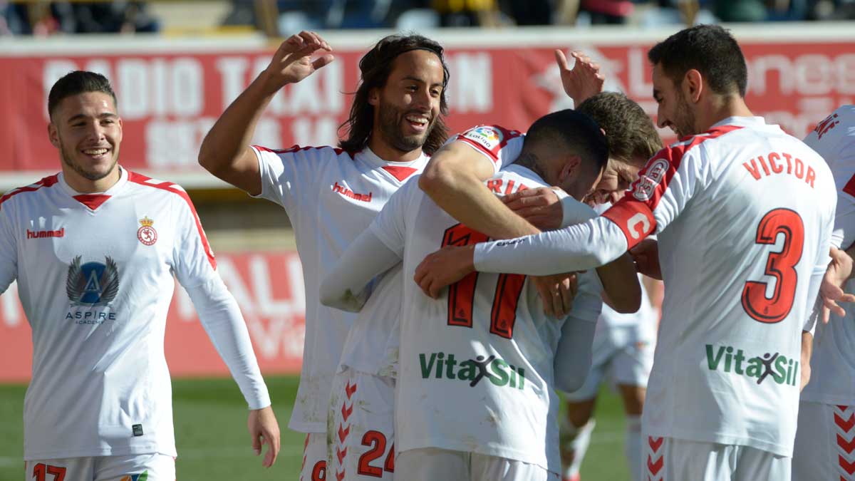 Ortiz, Víctor y Señé abrazan a Aridai tras su gol ante el Alcorcón. | MAURICIO PEÑA