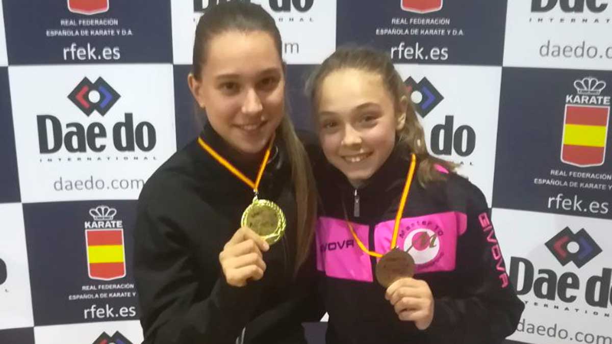 Tania Fernández y Clara Díez, con sus medallas. Tania Fernández y Clara Díez, con sus medallas.