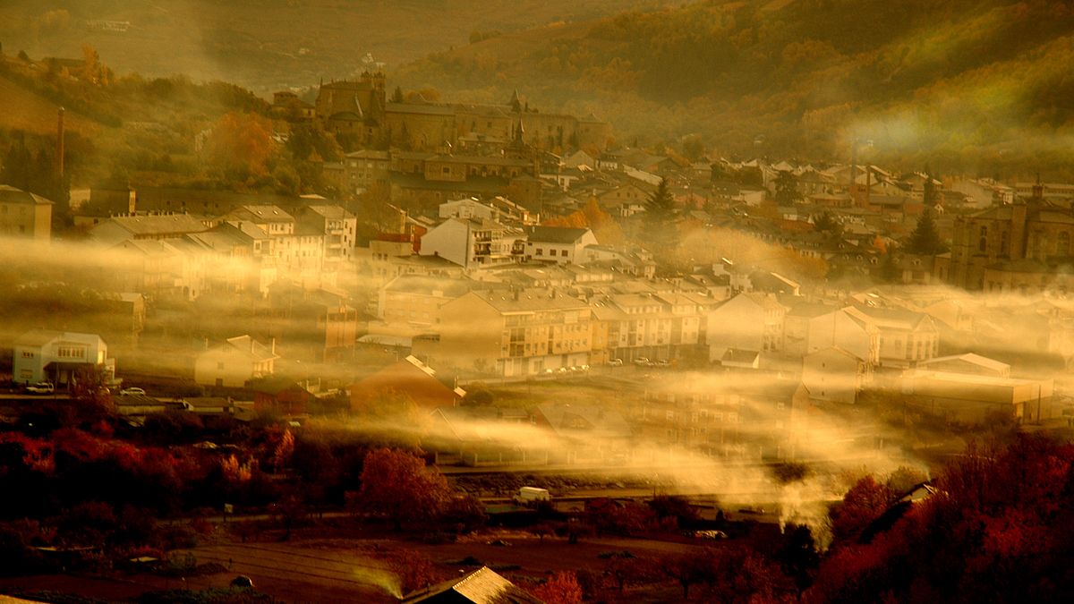 Hilos de niebla sobre Villafranca del Bierzo capturados por la cámara de Cela.