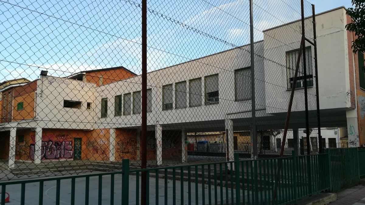 La situación del colegio empeora cada día, inlcuso cuenta con carteles que advierten de su peligro. | MAR IGLESIAS