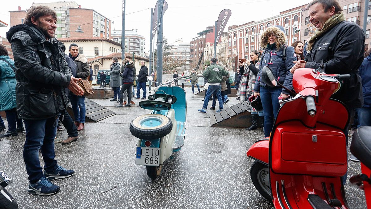 Concentración de ’scooters' que se convoca con motivo de la celebración del Purple Weekend en León. | CARLOS S. CAMPILLO (ICAL)
