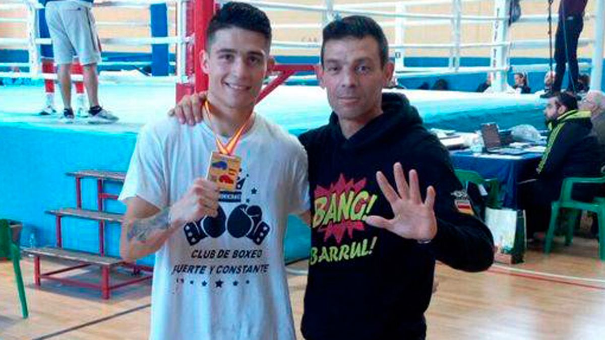 Antonio Barrul, con la medalla de oro junto a su padre y entrenador. | L.N.C.