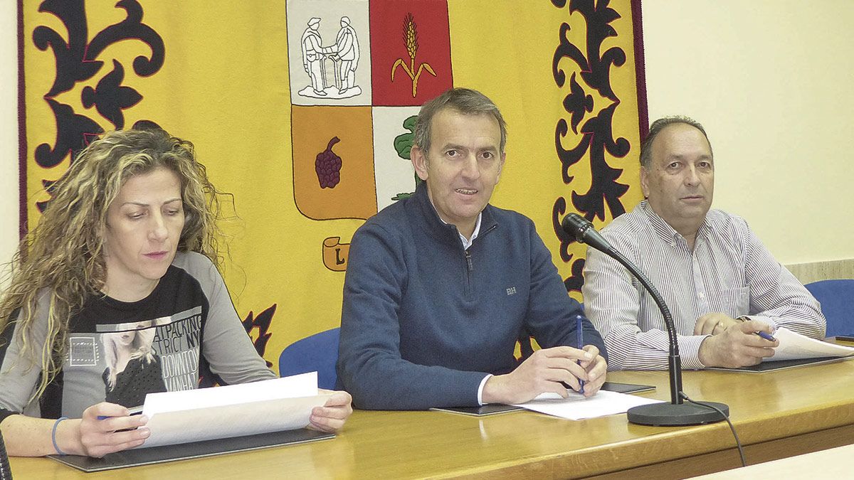 En la imagen, un momento de la rueda de prensa celebrada en el Ayuntamiento de La Robla. | L.N.C.