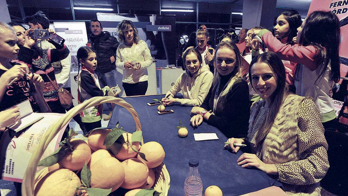 Carolina Rodríguez firma autógrafos junto a otras de las figuras que participarán en la gala de este domingo. | DANIEL MARTIN