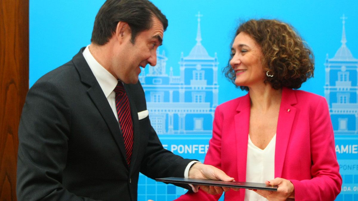 Firma del convenio con la Junta para realizar la red de calor en Ponferrada. | L.N.C. Firma del convenio con la Junta para realizar la red de calor en Ponferrada. | L.N.C.
