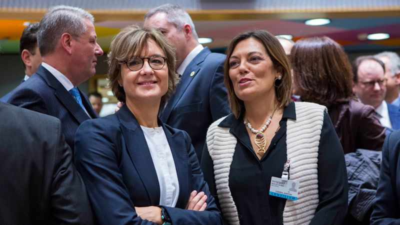 Isabel García Tejerina y Milagros Marcos, en el Consejo de Ministros de Agricultura y Pesca de la Unión Europea. | ICAL