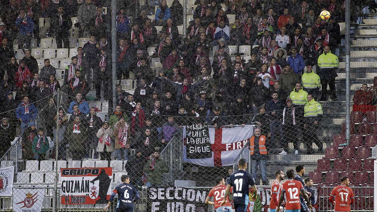 Más de 200 aficionados de la Cultural acompañaron al equipo leonés en Lugo. | EL PROGRESO Más de 200 aficionados de la Cultural acompañaron al equipo leonés en Lugo. | EL PROGRESO