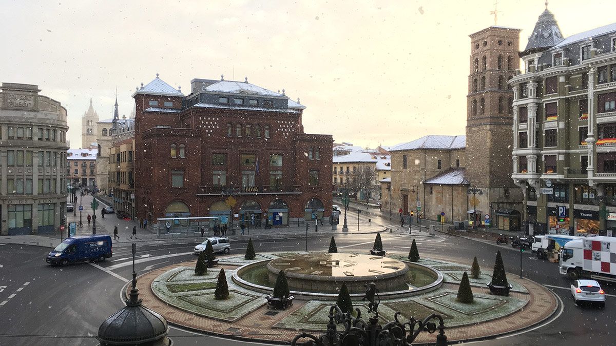 La nieve ha seguido cayendo a primera hora de la mañana del lunes en la capital.