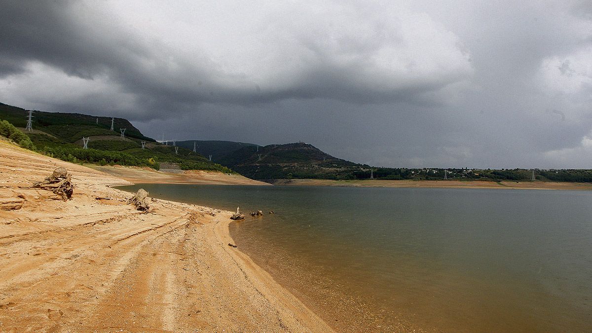 Imagen del pantano de Bárcena con sus reservas de agua bajas. | Ical