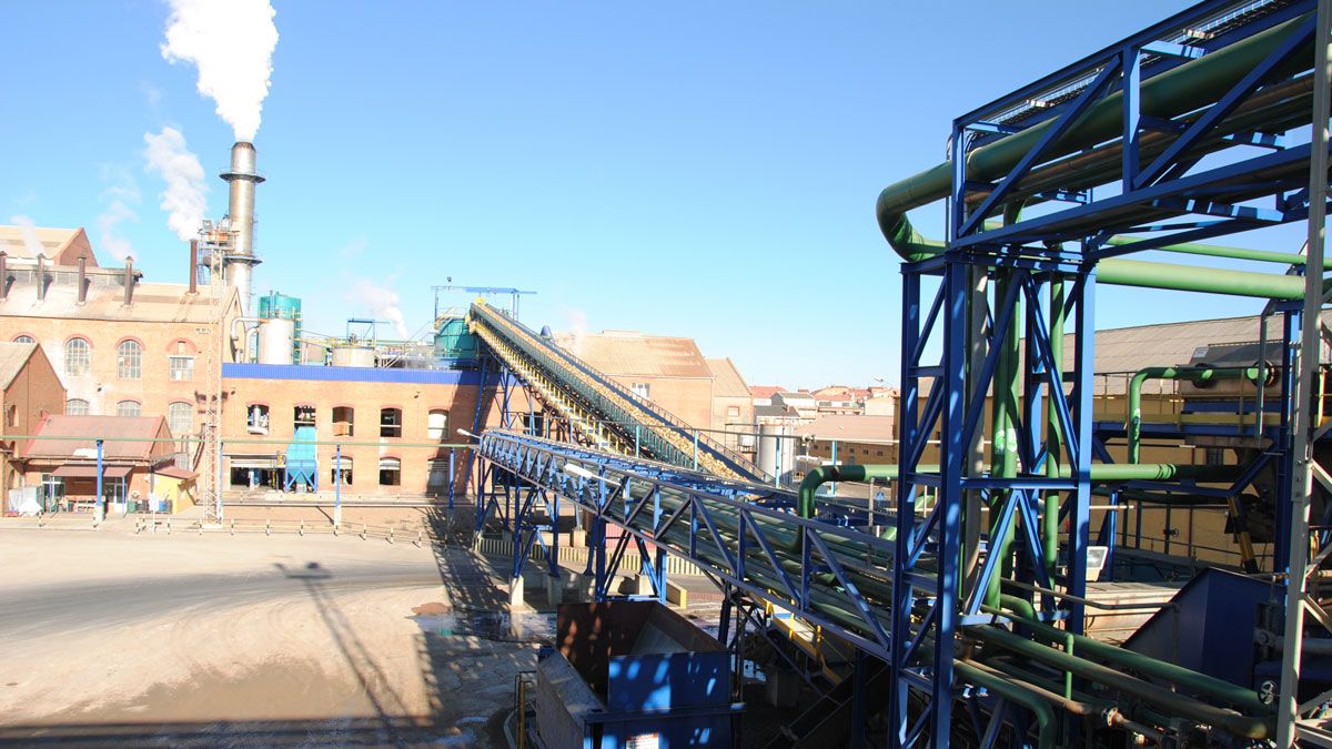 Vista general de la fábrica azucarera de La Bañeza en una fotografía de archivo. | ABAJO