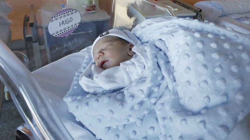 El primer bebé del año 2017 nació en la provincia de León, en el Hospital del Bierzo, y se llamó Hugo. | ICAL
