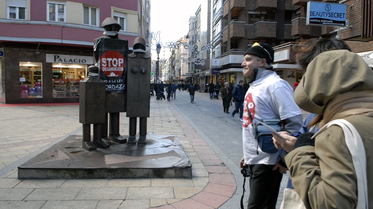 Acto de protesta organizado por ‘Stop Desahucios’ en la calle Burgo Nuevo en una imagen de archivo. | MAURICIO PEÑA Acto de protesta organizado por ‘Stop Desahucios’ en la calle Burgo Nuevo en una imagen de archivo. | MAURICIO PEÑA