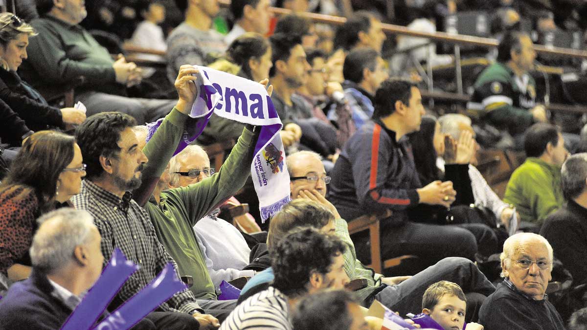 Un aficionado muestra su bufanda del Ademar durante la final de la Copa Asobal | DANIEL MARTÍN