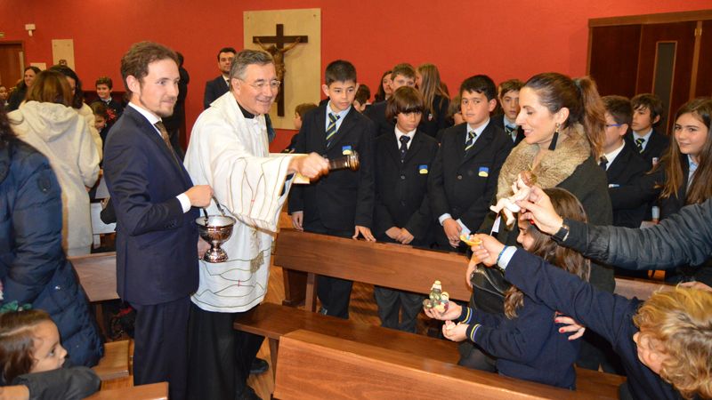 El capellán, Javier Peromarta, bendice las imágenes. | L.N.C.