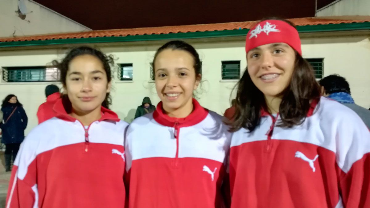 Paula, Alba y Andrea, tras el entrenamiento con la selección autonómica. | L,N.C.