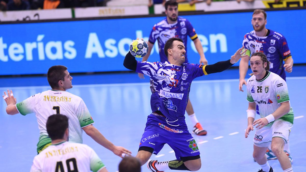 Costoya se cuela entre Bazán y Oswaldo para lanzar durante el choque entre Anaitasuna y Ademar de esta temporada. | JAVIER QUINTANA