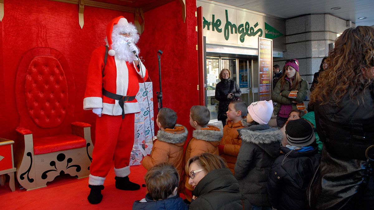 Papá Noel en una de sus visitas anuales a El Corte Inglés de León. | MAURICIO PEÑA